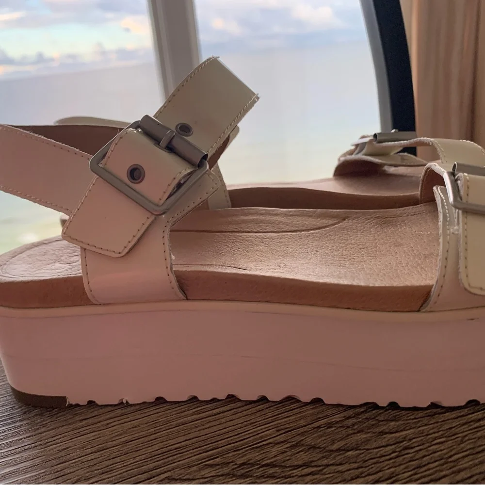 🔥 Ugg treadlite cream platform wedge sandals women’s size 7.5 mint condition - Picture 9 of 12